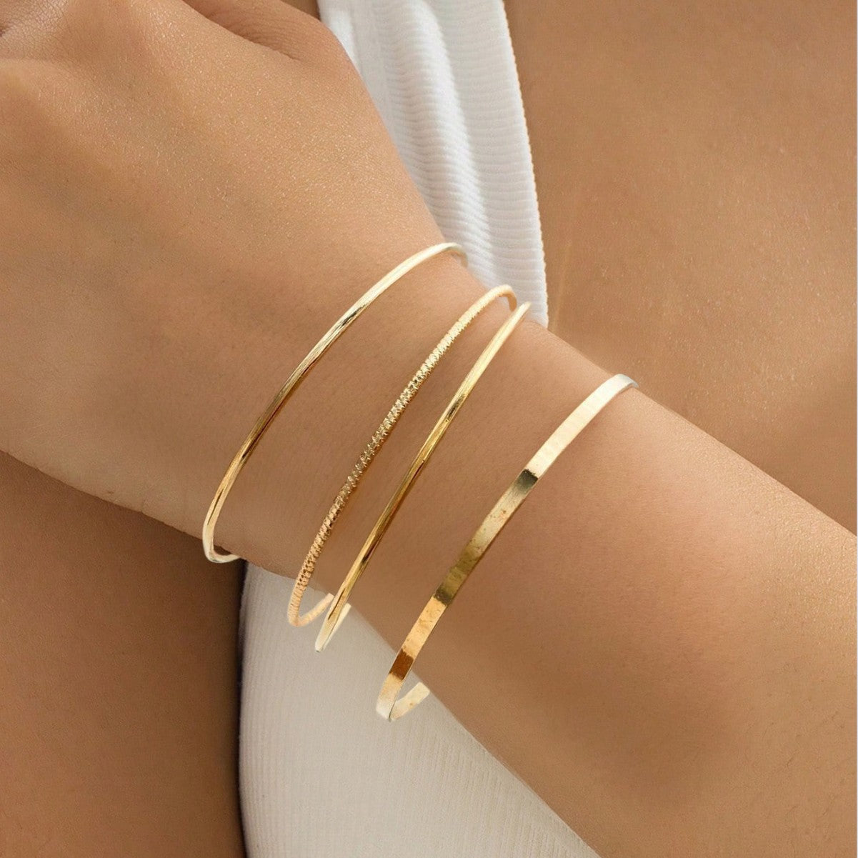 Round Golden Metal Bangle For Elegant Style, 1 Set