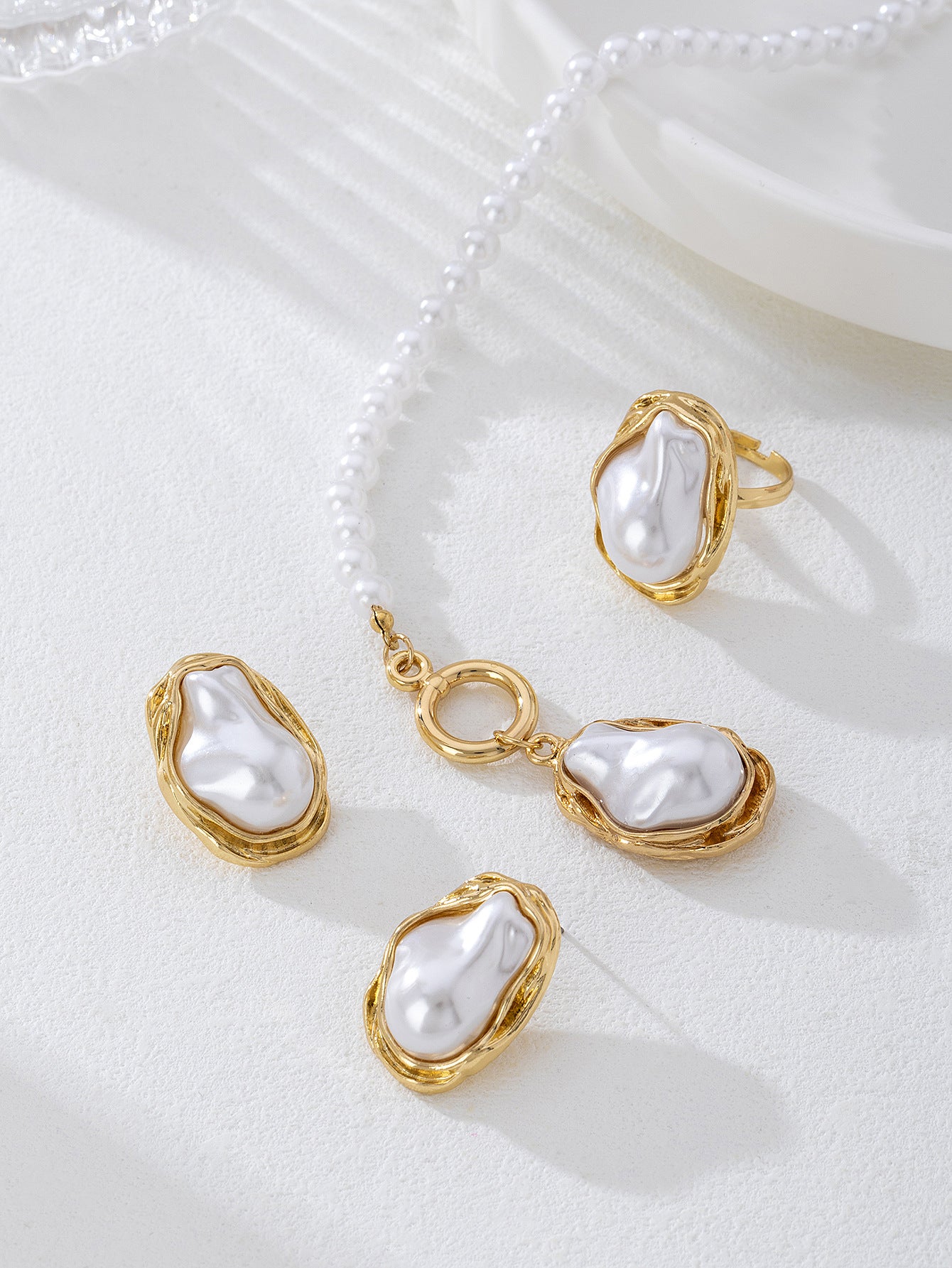 Elegant Jewelry Set Featuring Pearl Pattern In Durable Acrylic Material