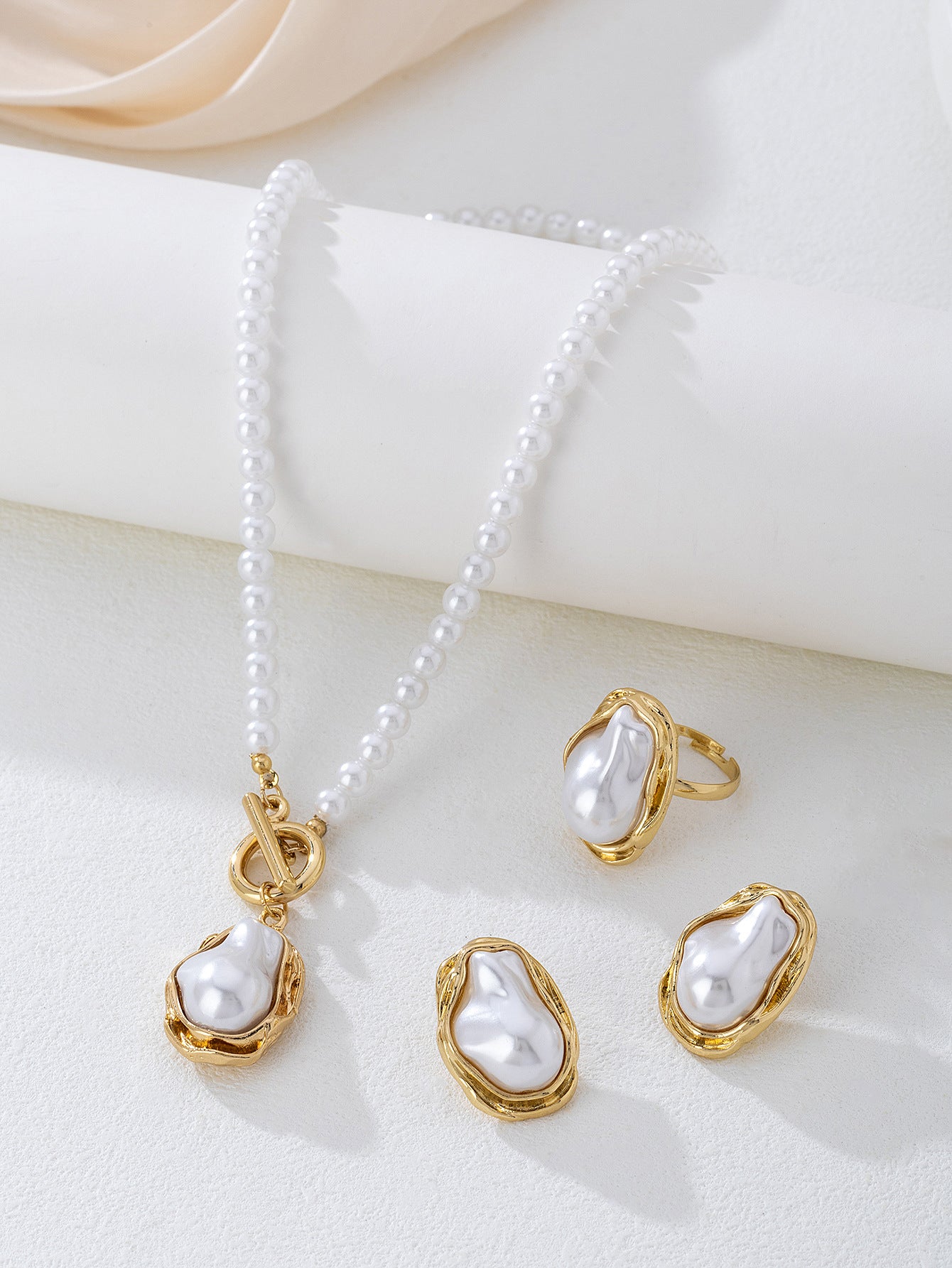 Elegant Jewelry Set Featuring Pearl Pattern In Durable Acrylic Material