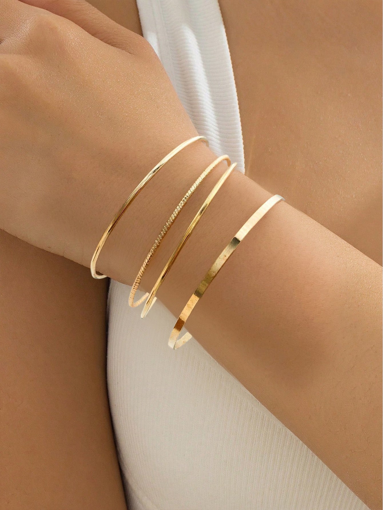 Round Golden Metal Bangle For Elegant Style, 1 Set