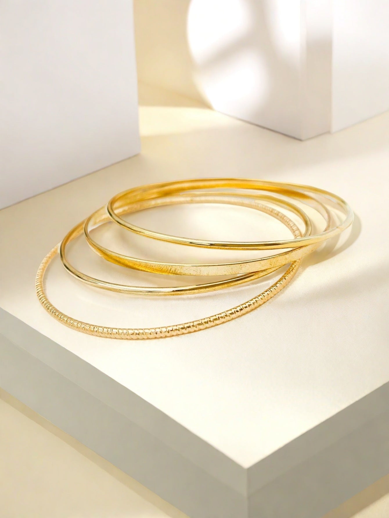 Round Golden Metal Bangle For Elegant Style, 1 Set