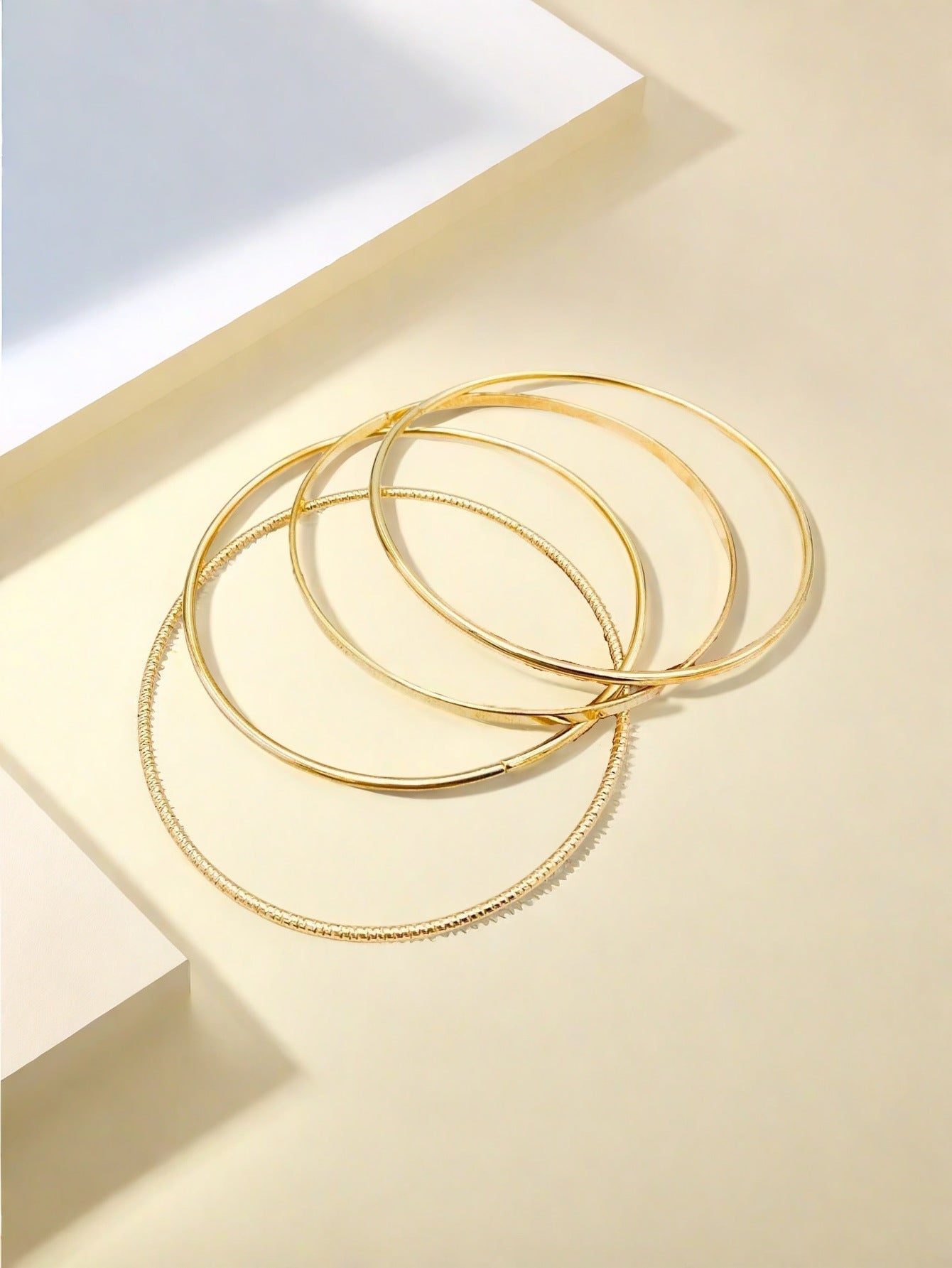 Round Golden Metal Bangle For Elegant Style, 1 Set