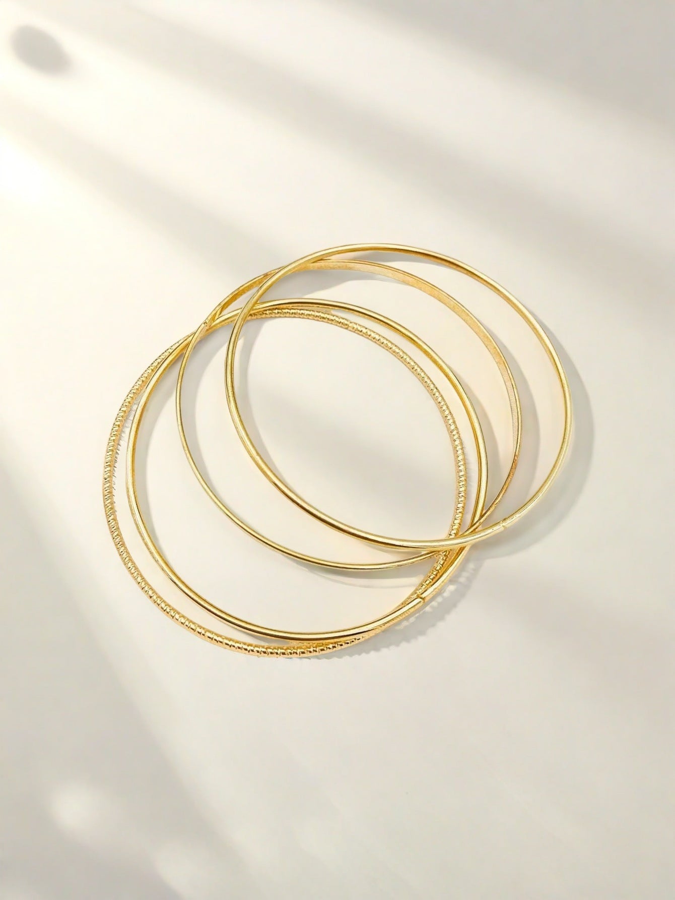 Round Golden Metal Bangle For Elegant Style, 1 Set