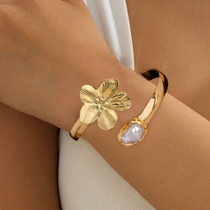 Retro Golden Metal Bangle For Flowers Featuring Elegant Design