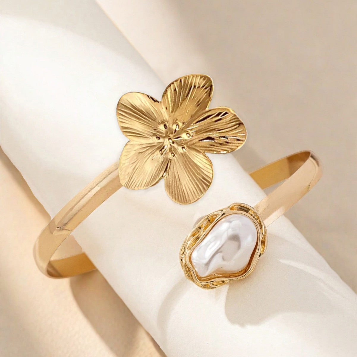 Retro Golden Metal Bangle For Flowers Featuring Elegant Design