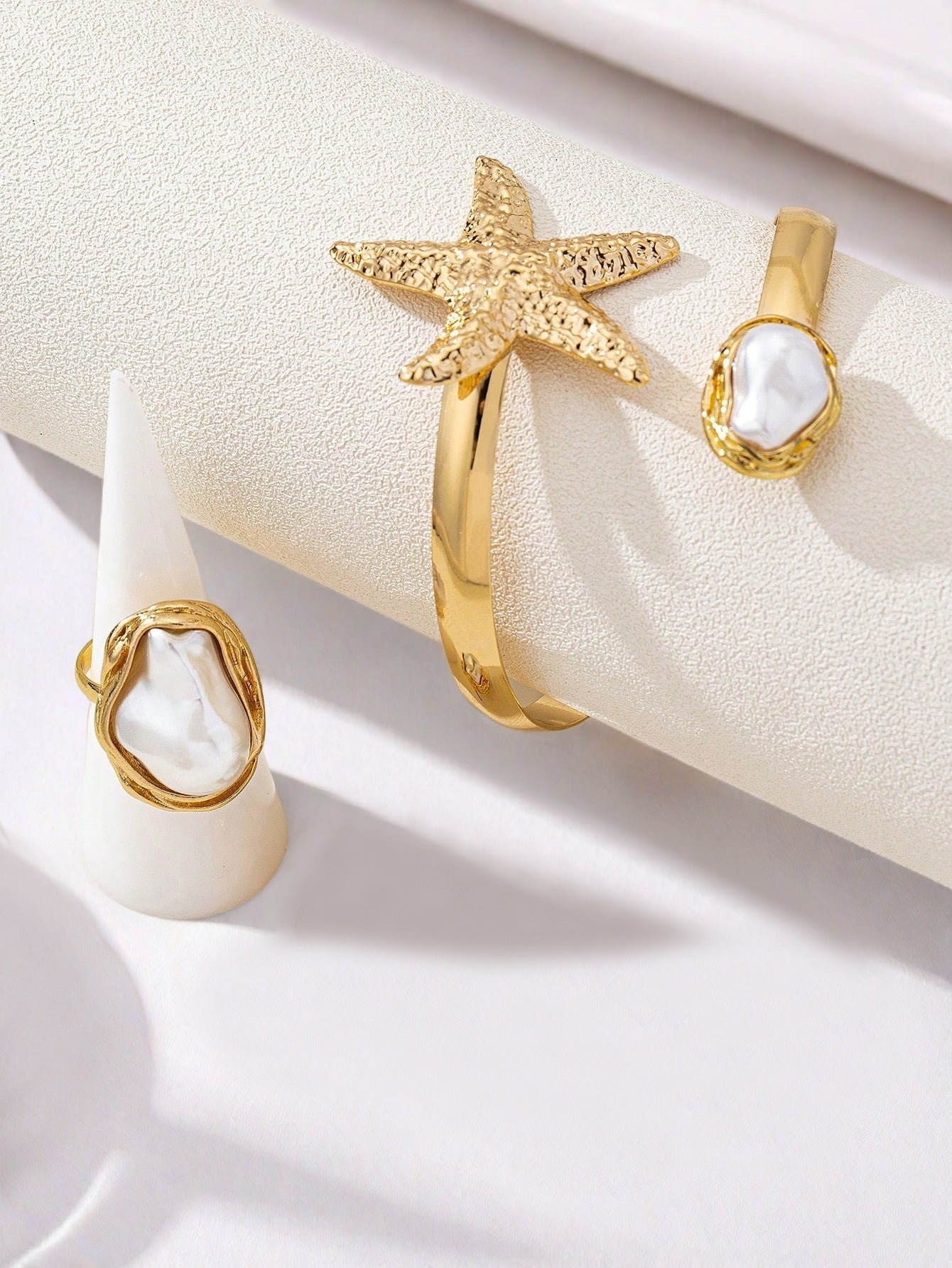 Golden Jewelry Set Featuring Pearl Pattern Made With High-Quality Metal