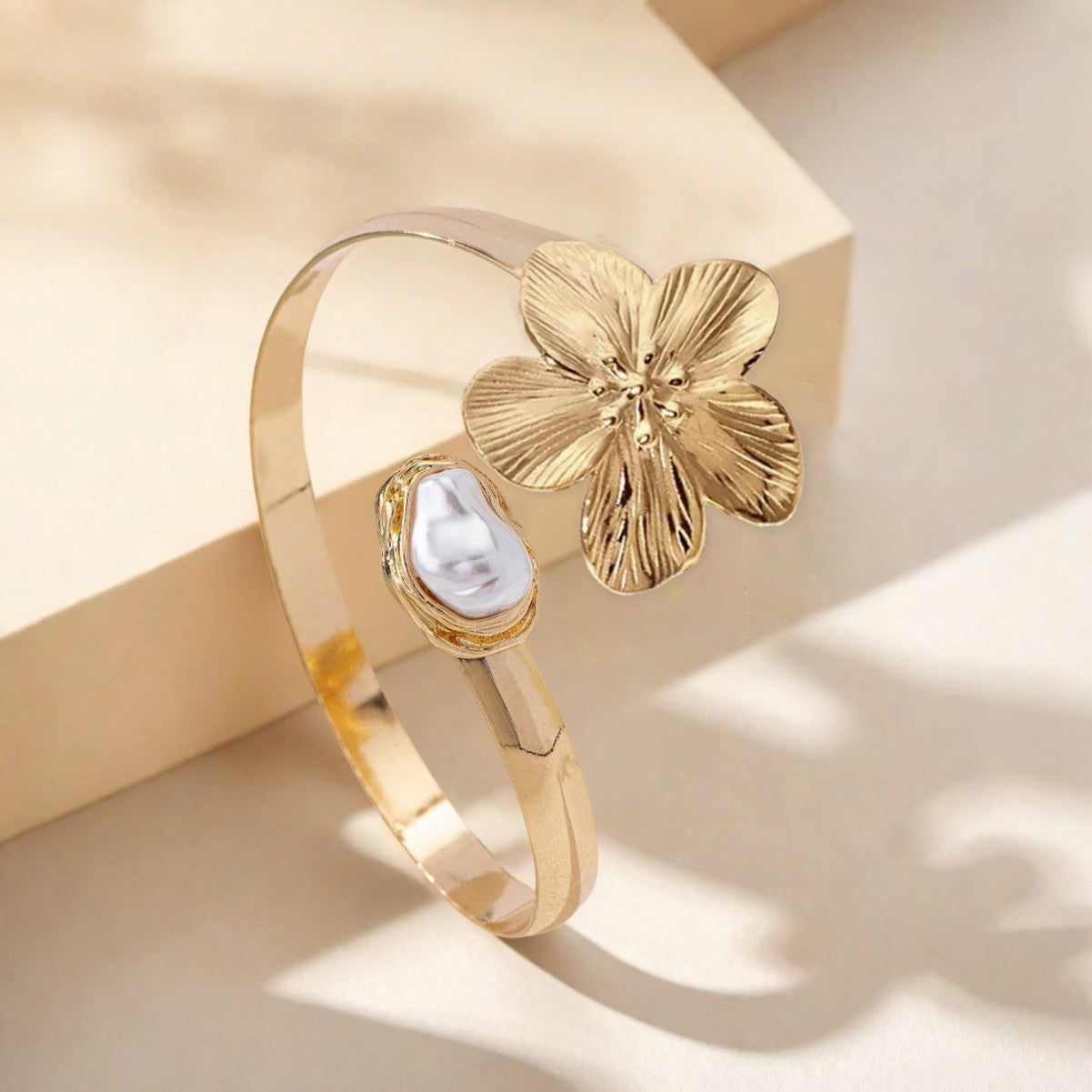 Retro Golden Metal Bangle For Flowers Featuring Elegant Design