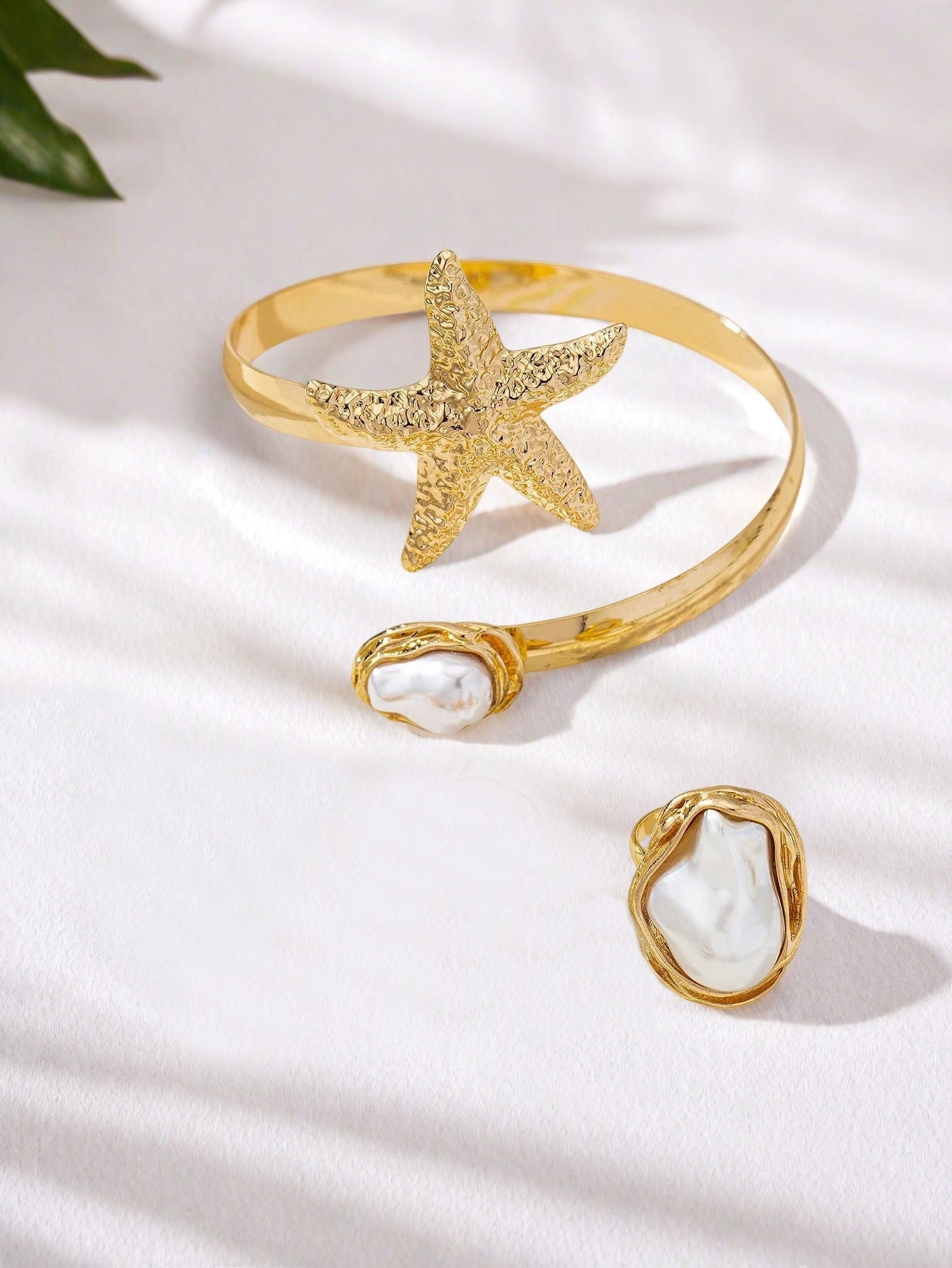 Golden Jewelry Set Featuring Pearl Pattern Made With High-Quality Metal