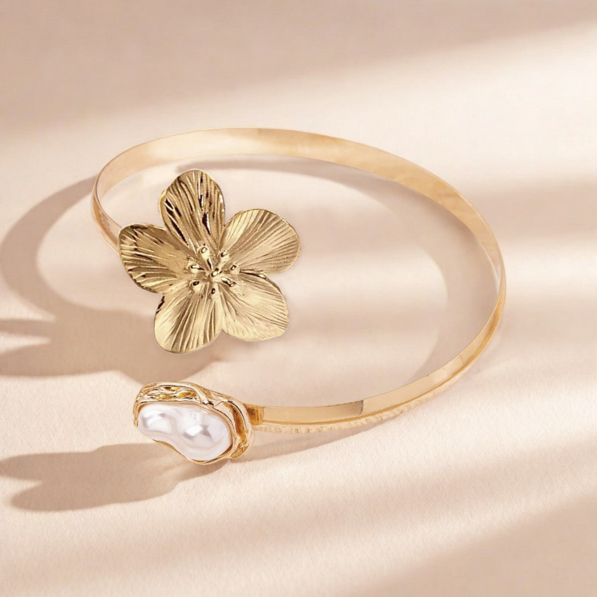 Retro Golden Metal Bangle For Flowers Featuring Elegant Design
