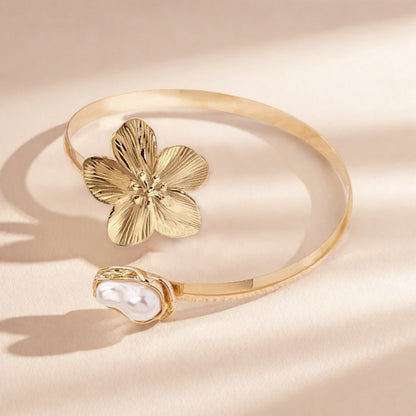 Retro Golden Metal Bangle For Flowers Featuring Elegant Design
