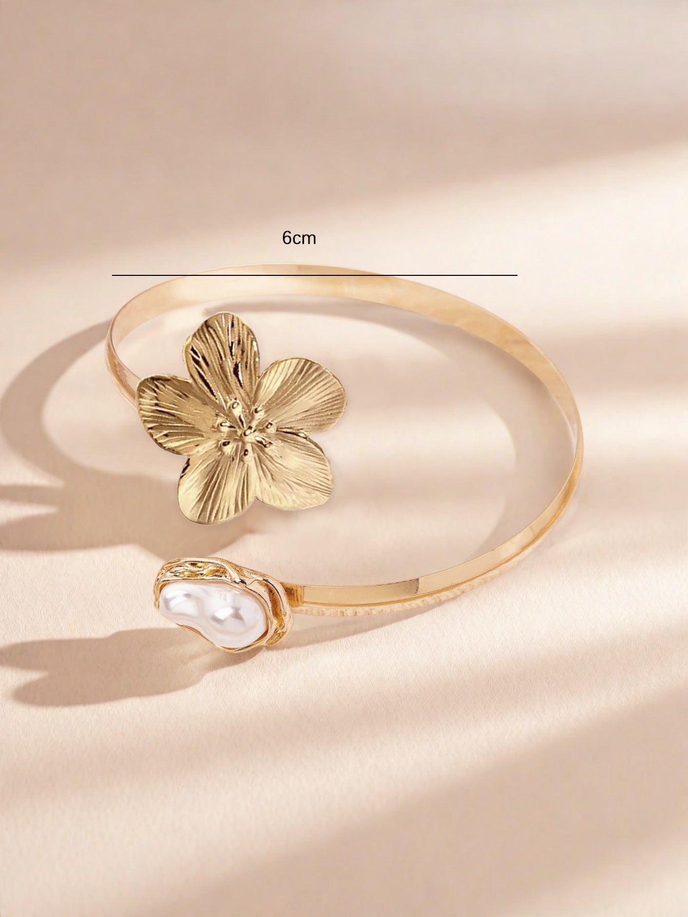 Retro Golden Metal Bangle For Flowers Featuring Elegant Design