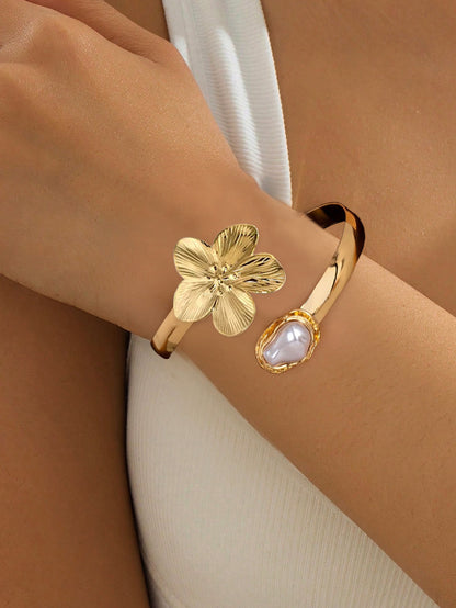Retro Golden Metal Bangle For Flowers Featuring Elegant Design
