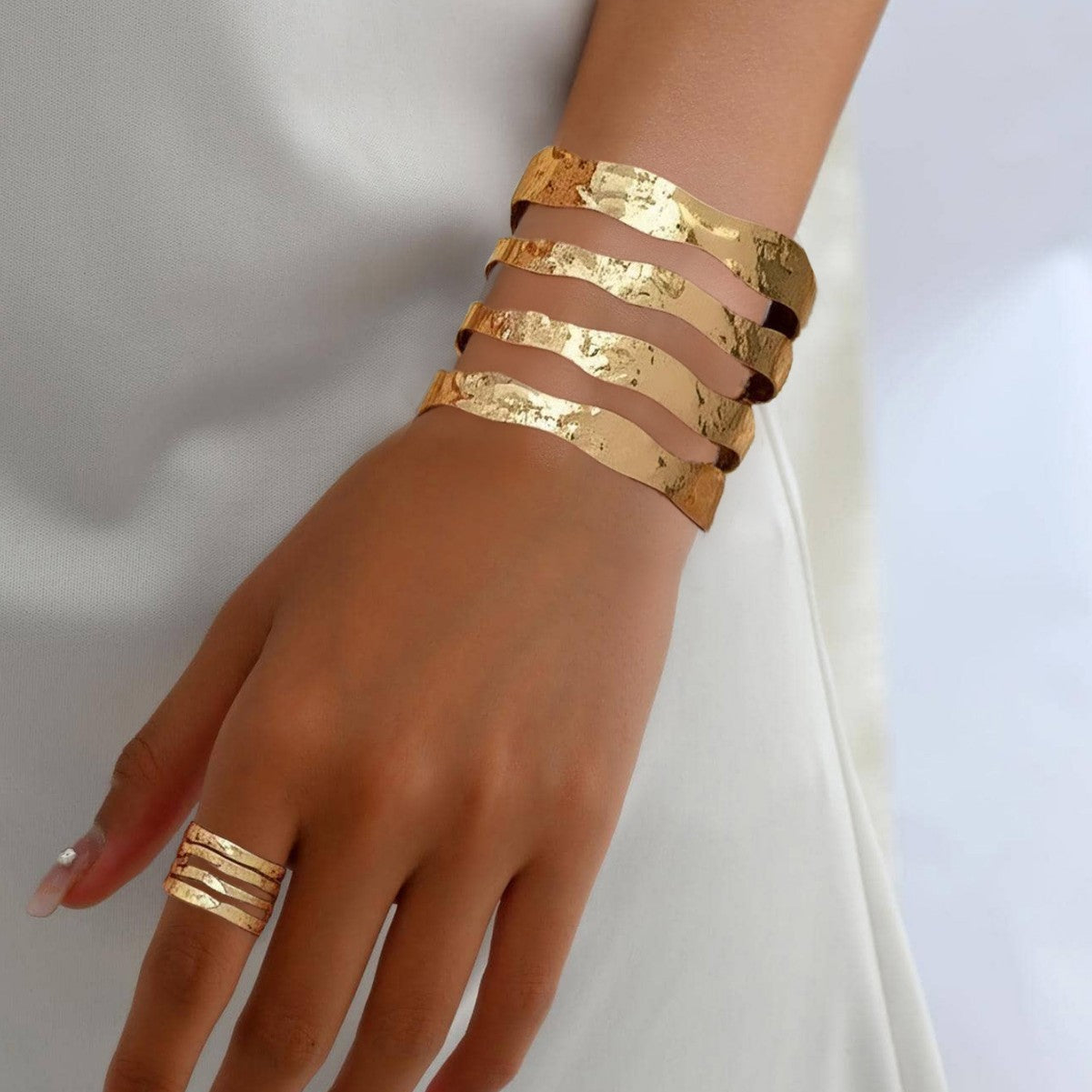 Golden Metal Jewelry Set Featuring Elegant Design For Stylish Wear