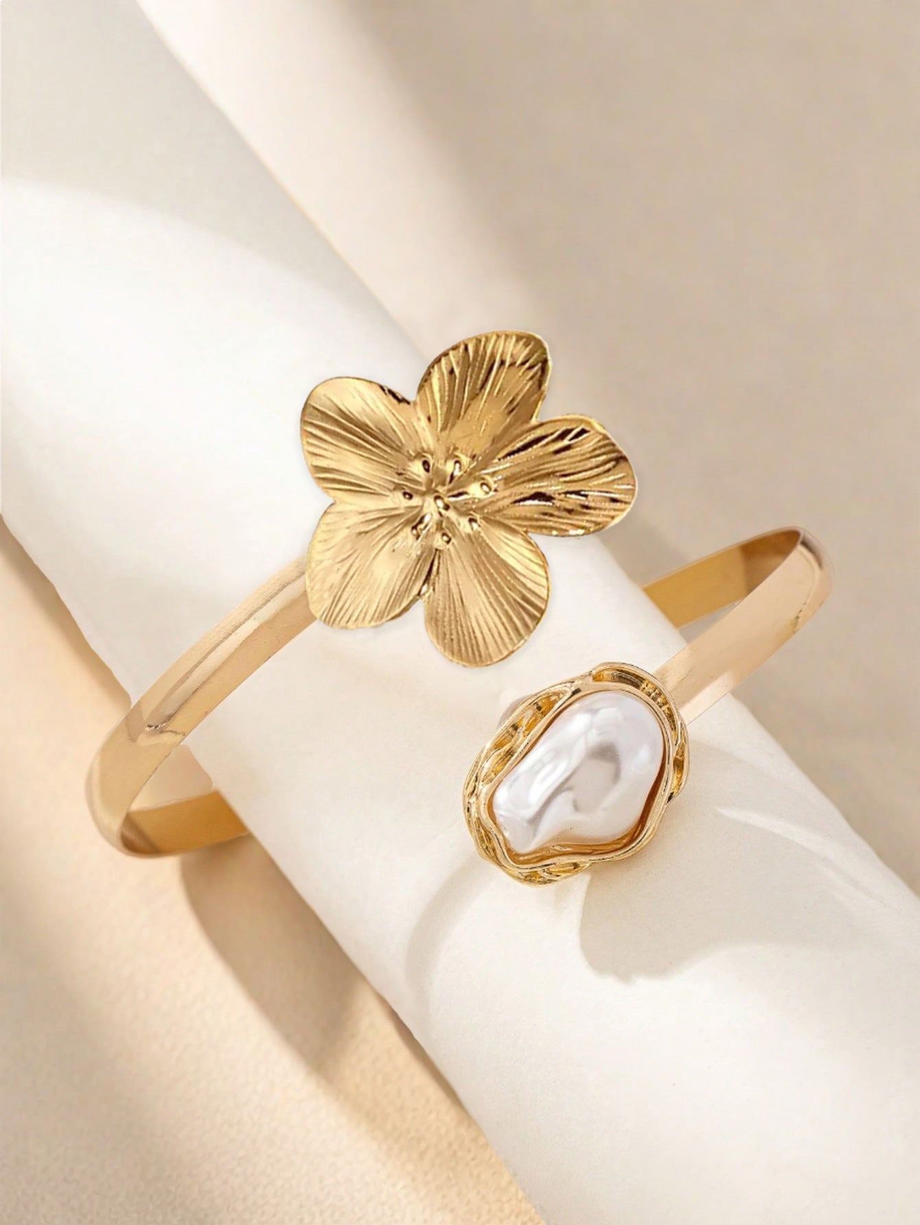 Retro Golden Metal Bangle For Flowers Featuring Elegant Design