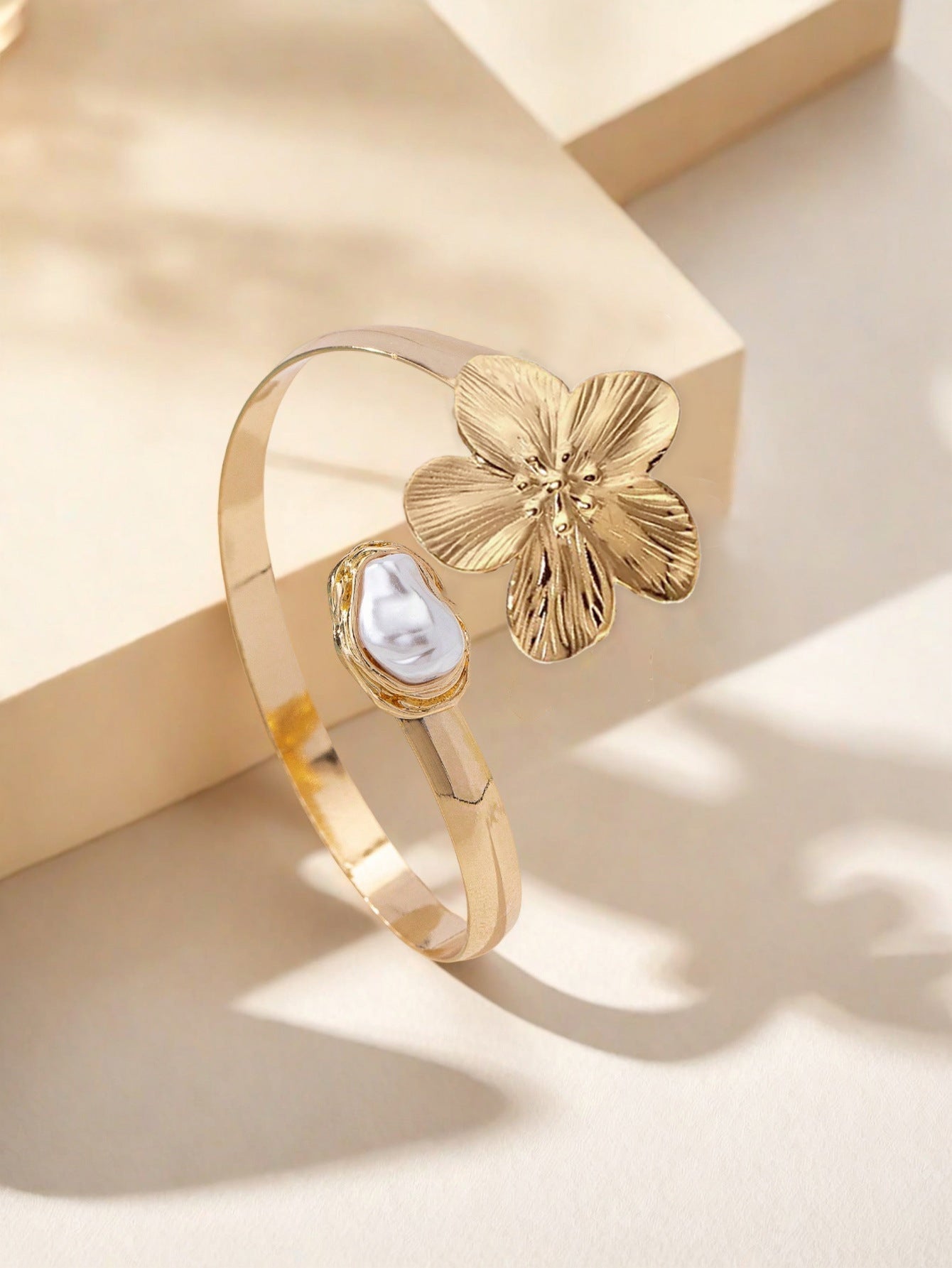 Retro Golden Metal Bangle For Flowers Featuring Elegant Design