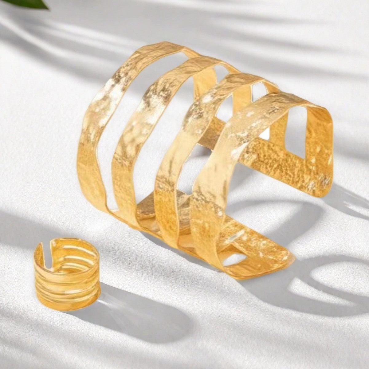 Golden Metal Jewelry Set Featuring Elegant Design For Stylish Wear
