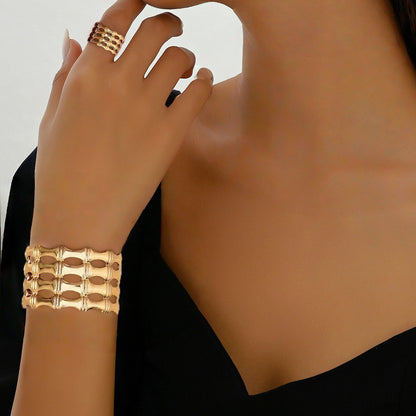 Golden Jewelry Set Featuring Geometric Pattern In Metal Material