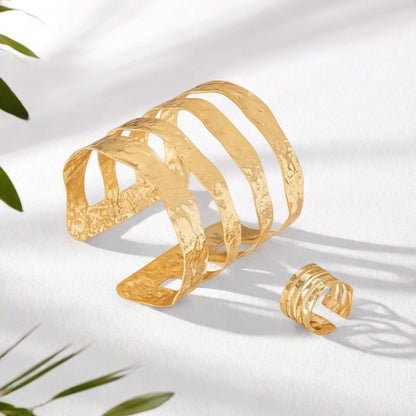 Golden Metal Jewelry Set Featuring Elegant Design For Stylish Wear