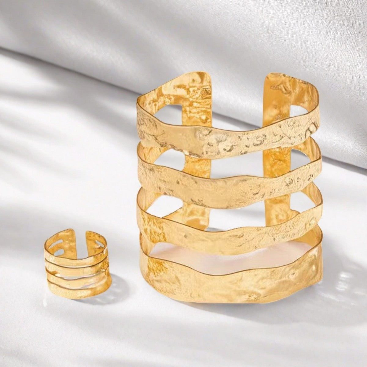 Golden Metal Jewelry Set Featuring Elegant Design For Stylish Wear