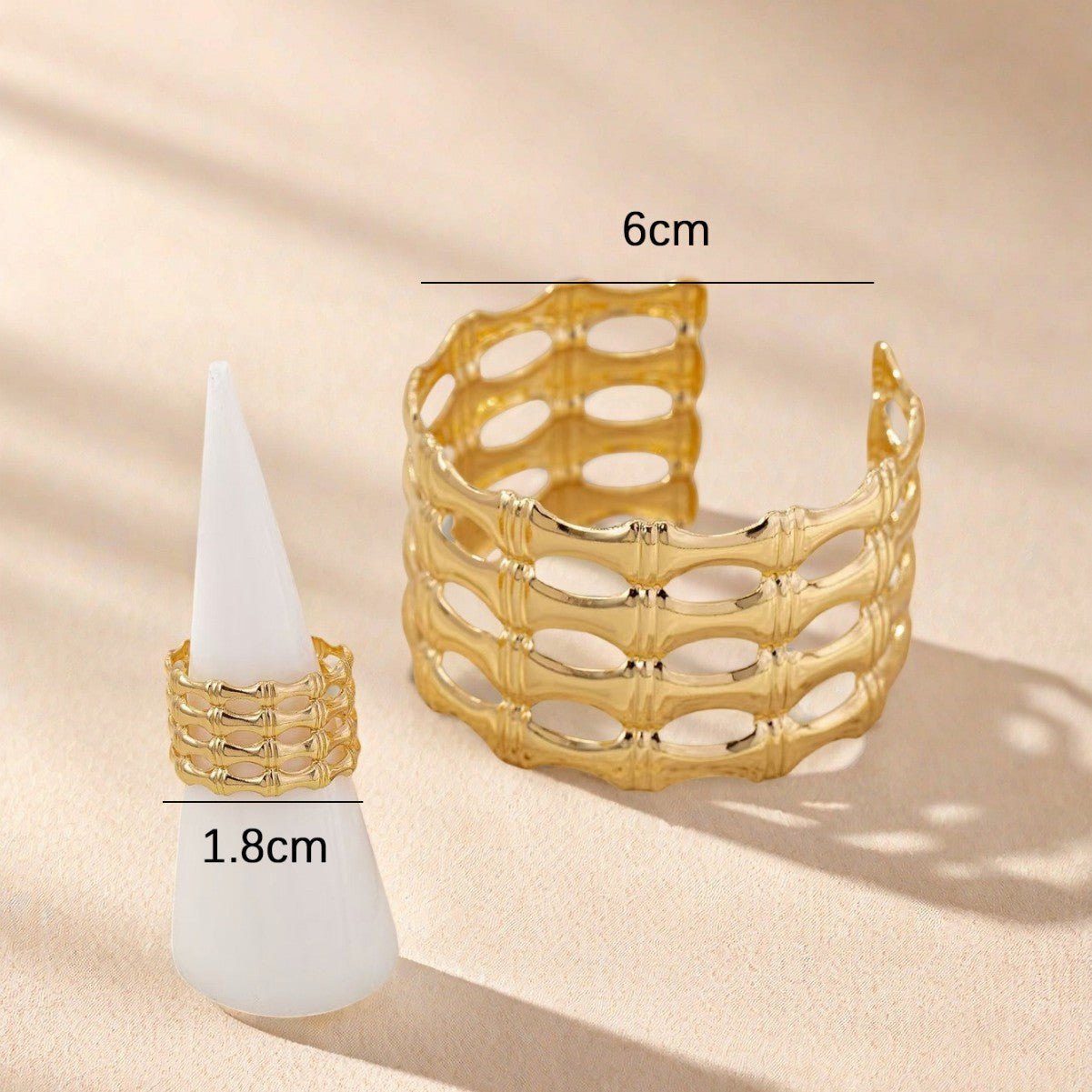 Golden Jewelry Set Featuring Geometric Pattern In Metal Material