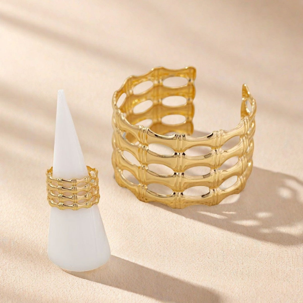 Golden Jewelry Set Featuring Geometric Pattern In Metal Material