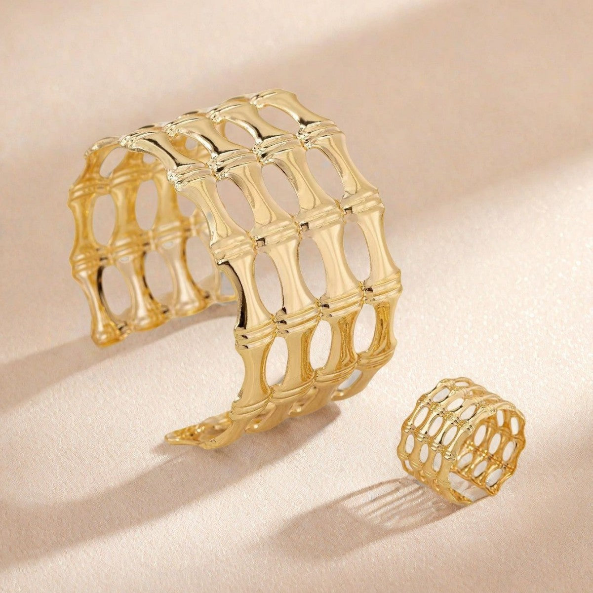 Golden Jewelry Set Featuring Geometric Pattern In Metal Material