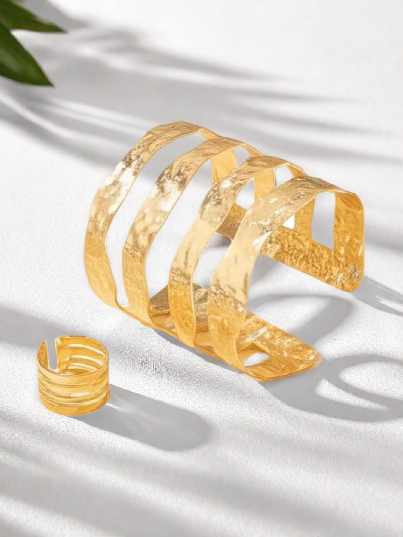 Golden Metal Jewelry Set Featuring Elegant Design For Stylish Wear