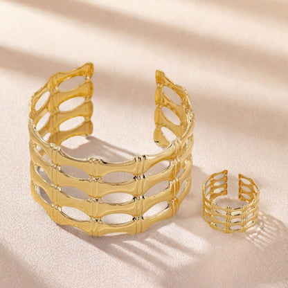Golden Jewelry Set Featuring Geometric Pattern In Metal Material