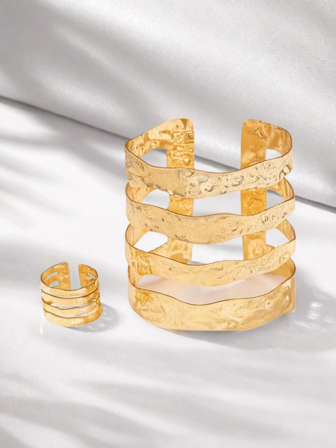 Golden Metal Jewelry Set Featuring Elegant Design For Stylish Wear