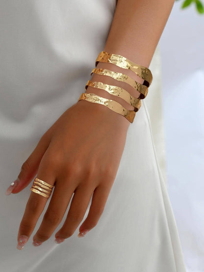 Golden Metal Jewelry Set Featuring Elegant Design For Stylish Wear