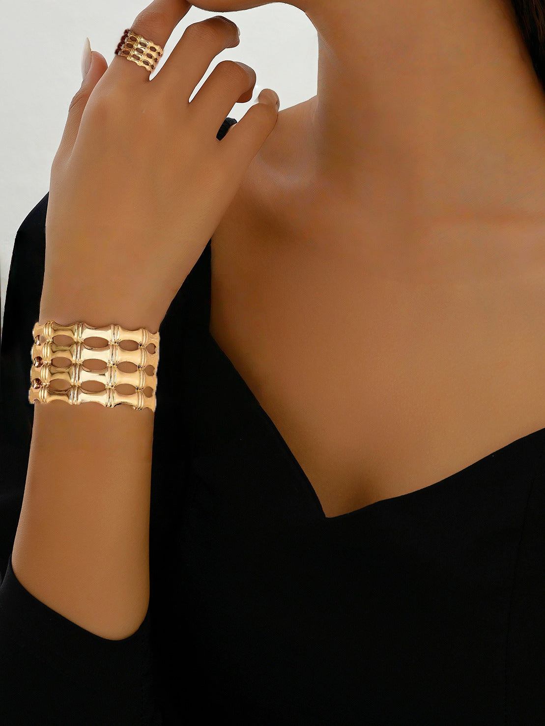 Golden Jewelry Set Featuring Geometric Pattern In Metal Material