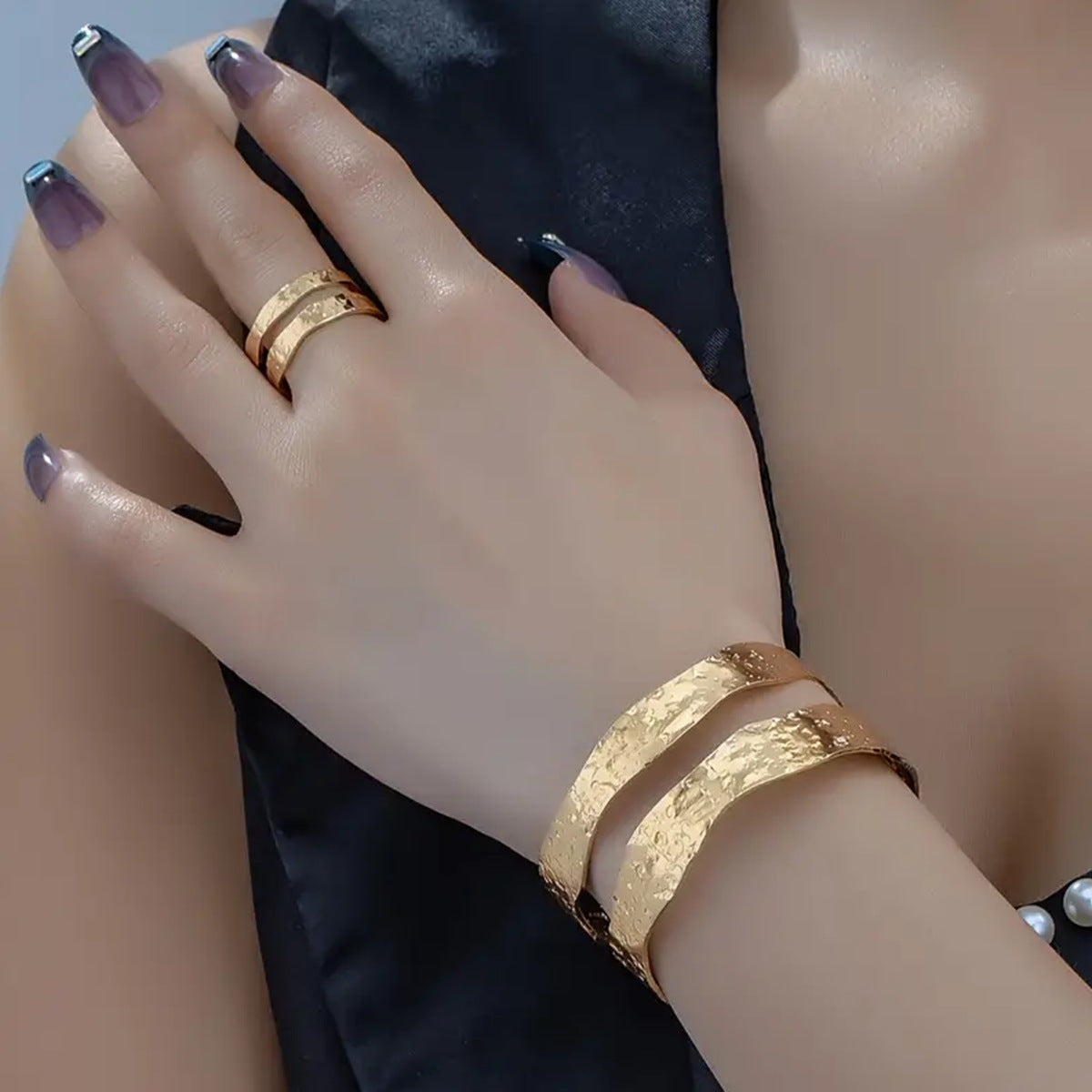 Hammered Alloy Waves Bangle In Golden Color For Elegant Jewelry Accessories