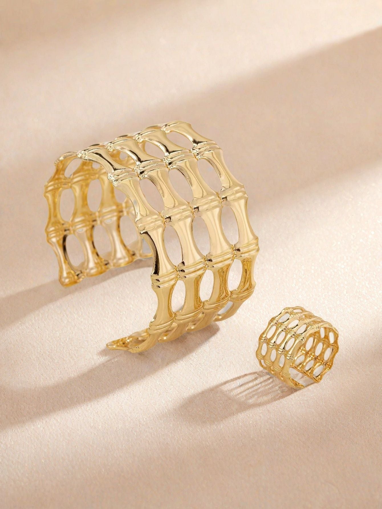 Golden Jewelry Set Featuring Geometric Pattern In Metal Material