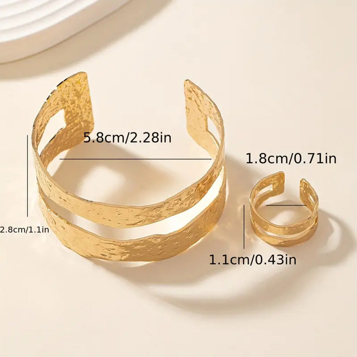 Hammered Alloy Waves Bangle In Golden Color For Elegant Jewelry Accessories