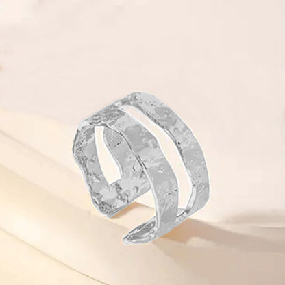 Hammered Alloy Waves Bangle In Golden Color For Elegant Jewelry Accessories