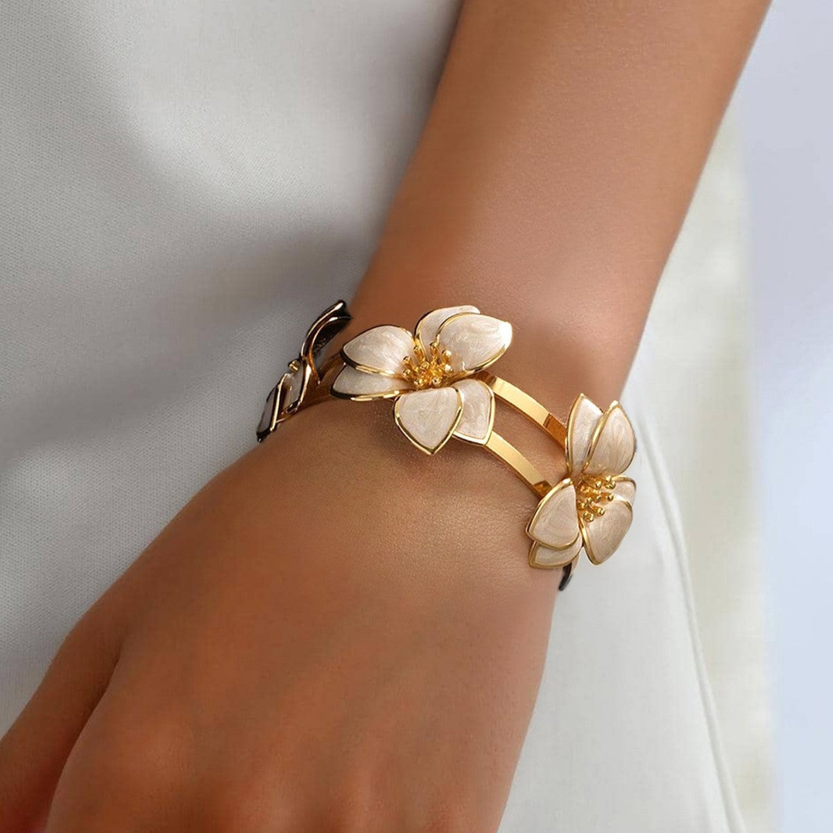 Green Metal Flowers Bangle For Stylish Jewelry Accessories