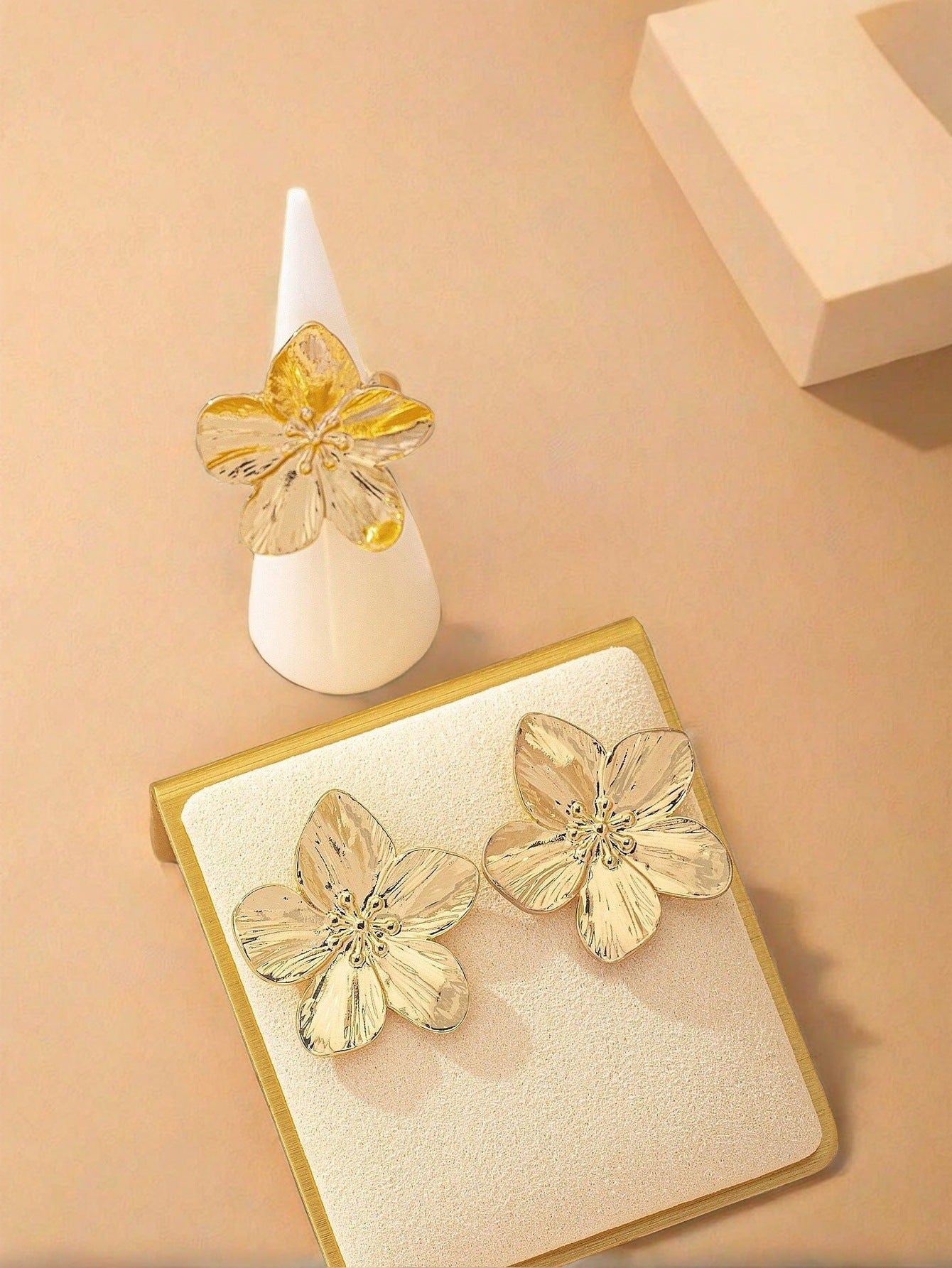 Golden Jewelry Set Featuring Flower Pattern Made Of Metal