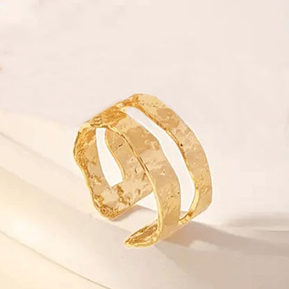 Hammered Alloy Waves Bangle In Golden Color For Elegant Jewelry Accessories