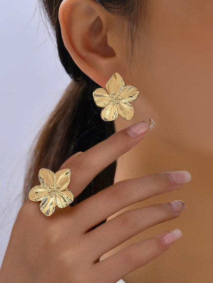 Golden Jewelry Set Featuring Flower Pattern Made Of Metal