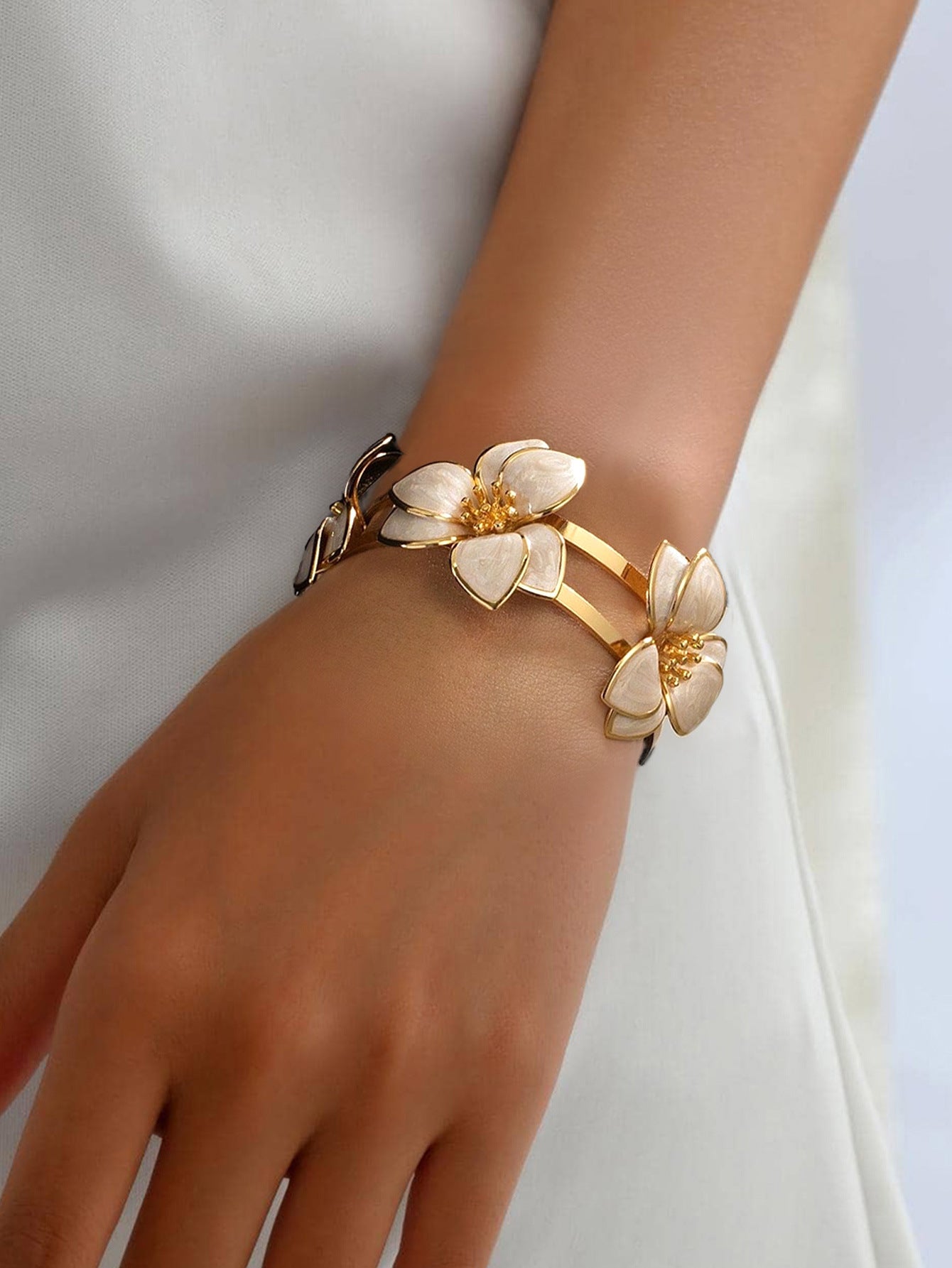 Green Metal Flowers Bangle For Stylish Jewelry Accessories
