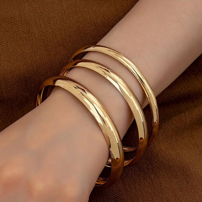 Bohemian Round Bangle For Women In Golden Metal, 1 Set