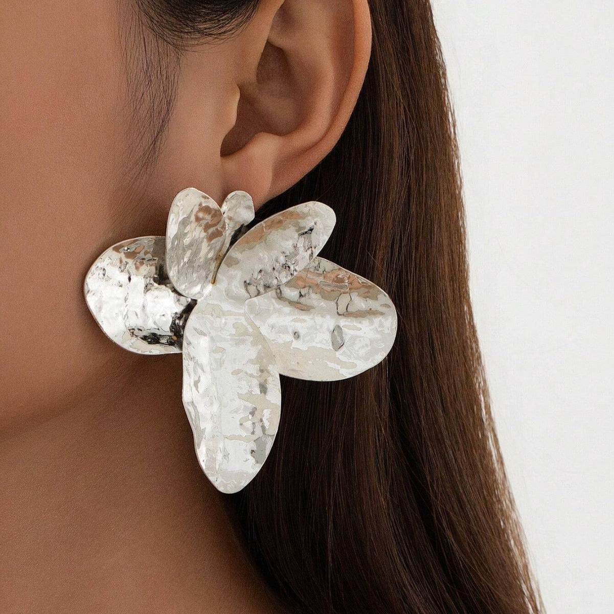 Exaggerated Silver Metal Flowers Stud Earrings For Women Featuring Elegant Floral Design