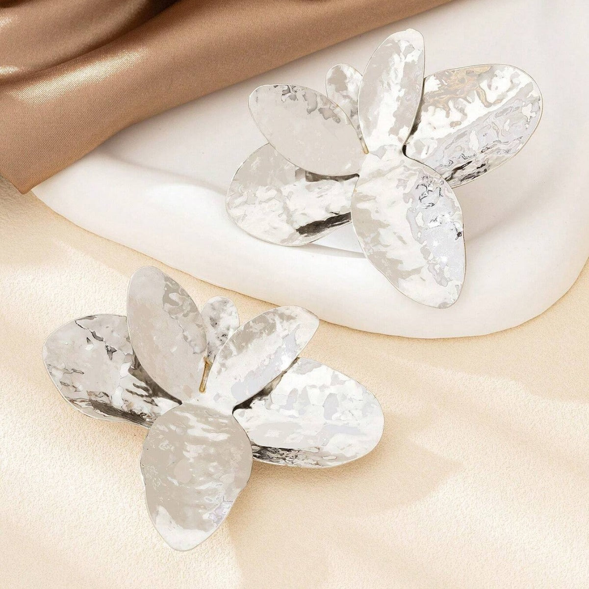 Exaggerated Silver Metal Flowers Stud Earrings For Women Featuring Elegant Floral Design