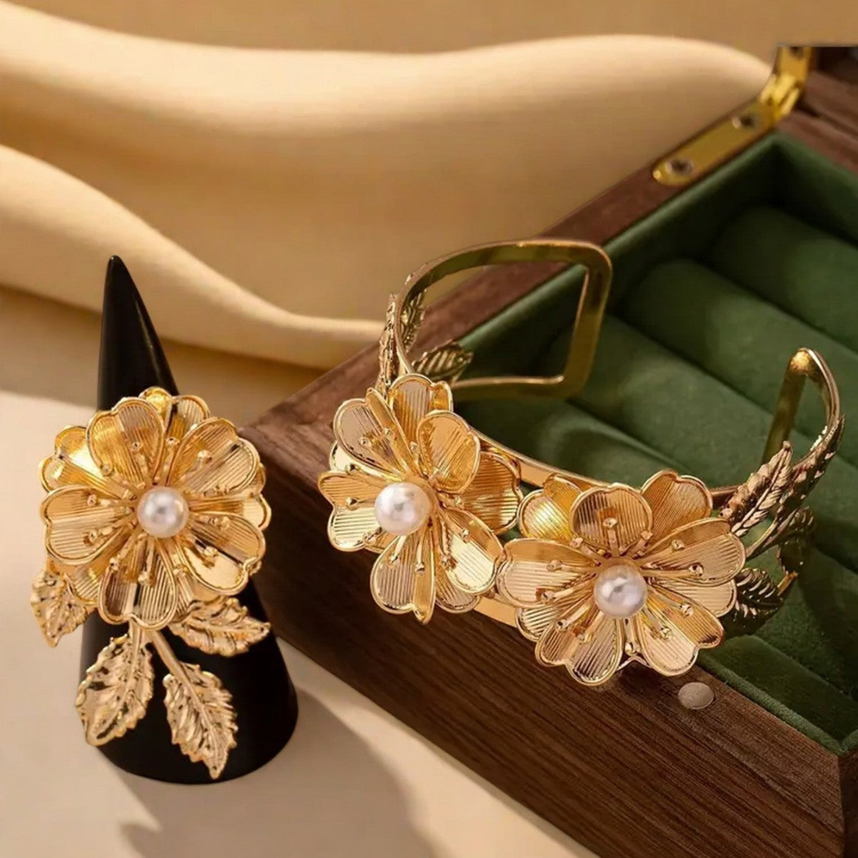 Golden Jewelry Set Featuring Flower Pattern Made Of Metal, Elegant And Stylish Accessory