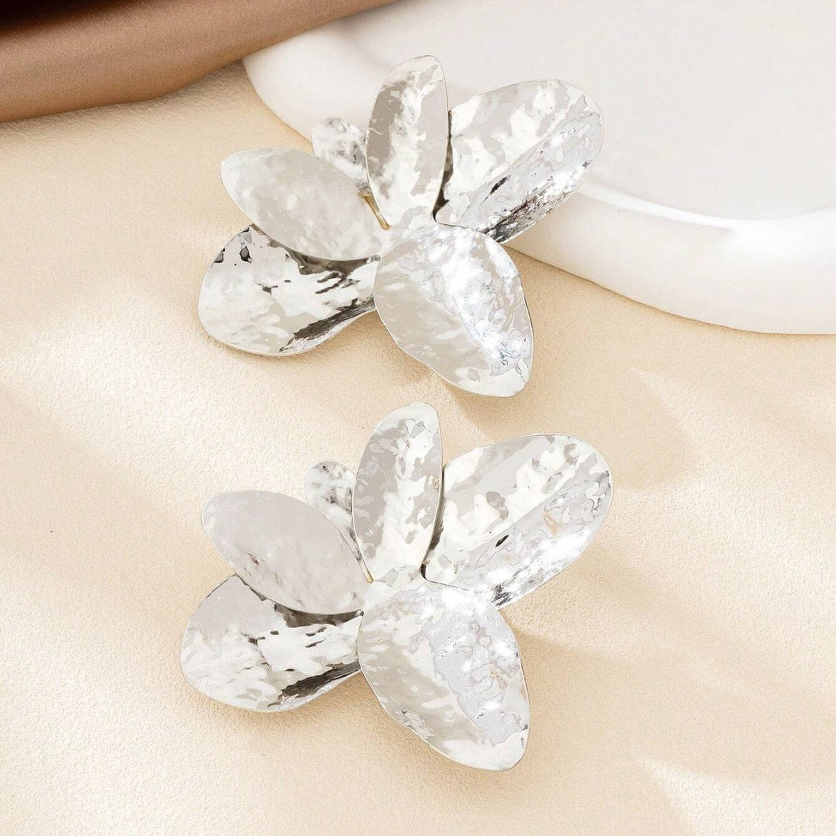 Exaggerated Silver Metal Flowers Stud Earrings For Women Featuring Elegant Floral Design