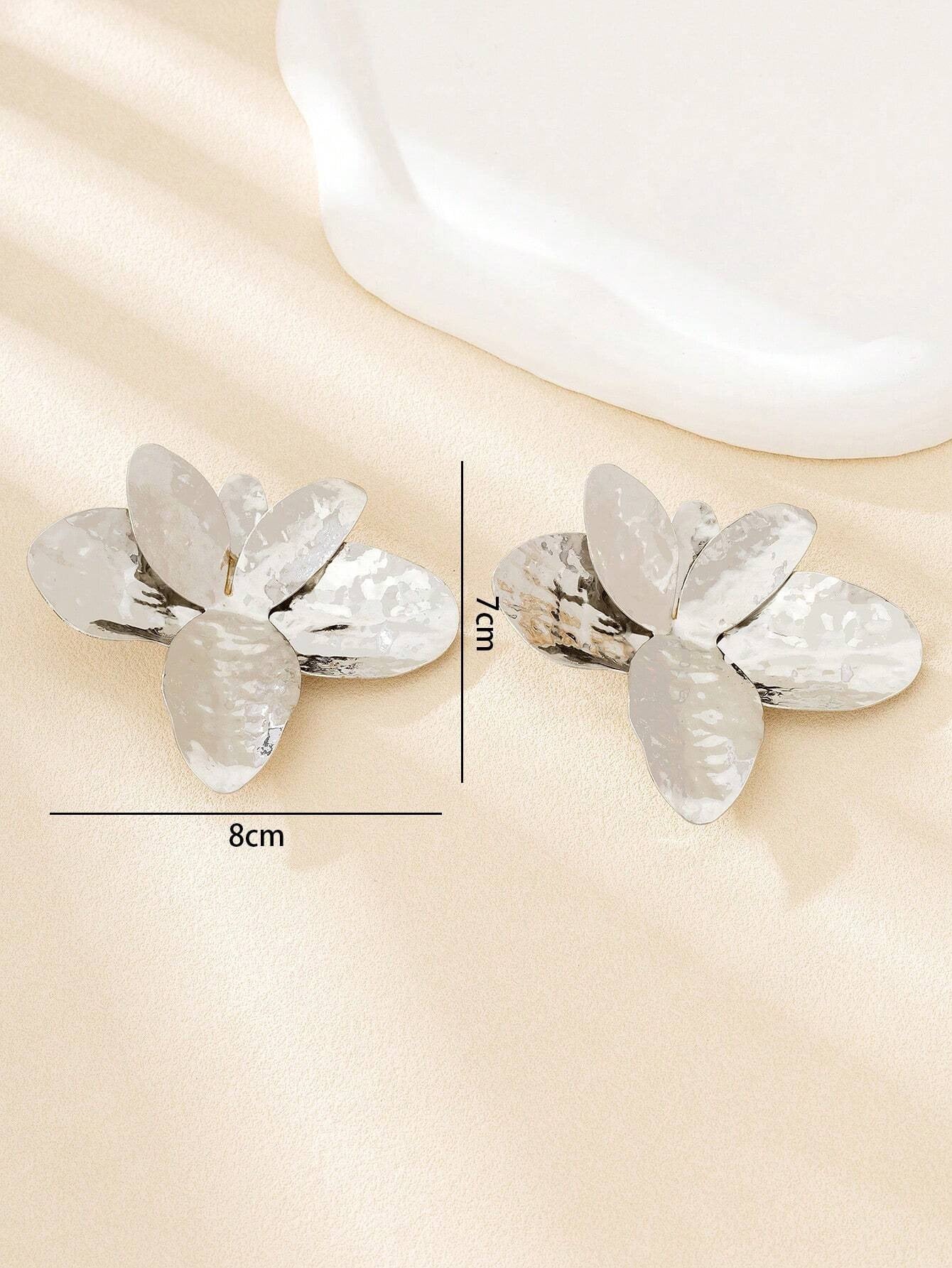 Exaggerated Silver Metal Flowers Stud Earrings For Women Featuring Elegant Floral Design