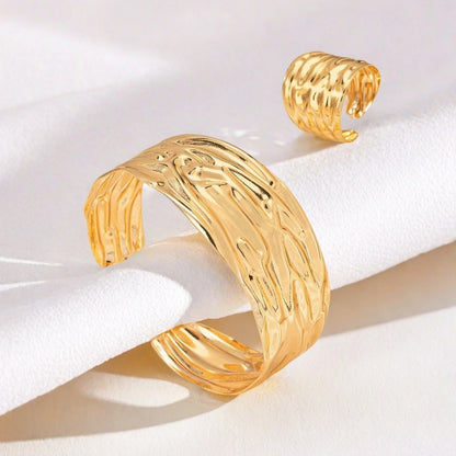 Golden Metal Jewelry Set Featuring Elegant Design For Stylish Occasions