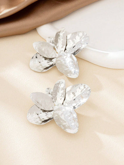 Exaggerated Silver Metal Flowers Stud Earrings For Women Featuring Elegant Floral Design