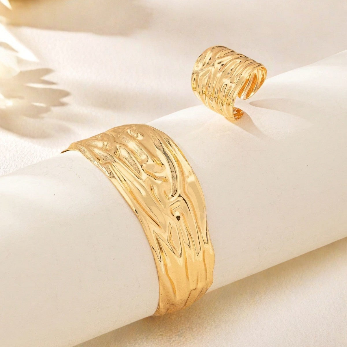 Golden Metal Jewelry Set Featuring Elegant Design For Stylish Occasions