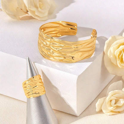 Golden Metal Jewelry Set Featuring Elegant Design For Stylish Occasions